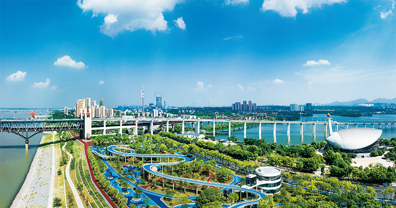 绿色是高质量发展的鲜明底色。近年来，江西省九江市坚持“还江于民、便民利民，生态优先、文化铸魂”原则，积极推进城市滨江绿地建设。图为2023年7月8日，长江国家文化公园九江城区段。 石小龙/摄