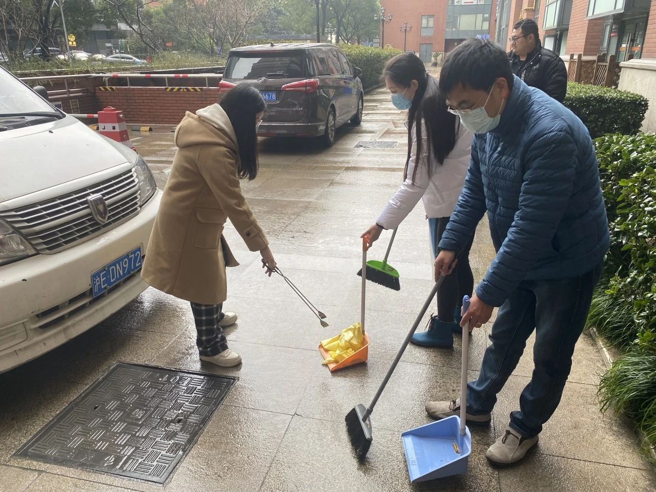 上海：上咨造价开展“学习雷锋精神，践行时代新风”主题党团日活动
