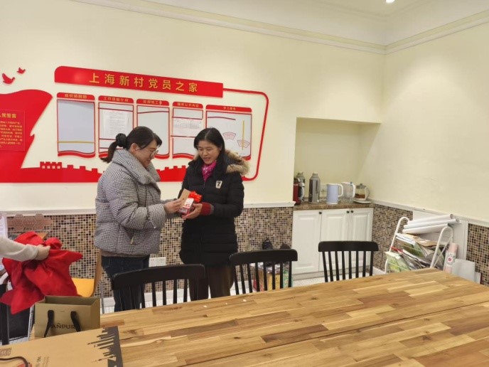 上海富申评估咨询集团党支部学雷锋传递温暖与关爱